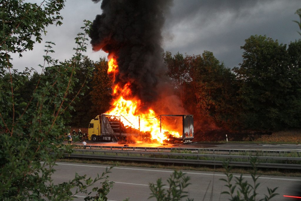 Auf der A8 bei Aichelberg ist am Freitagmorgen ein Lastwagen in Flammen aufgegangen.
