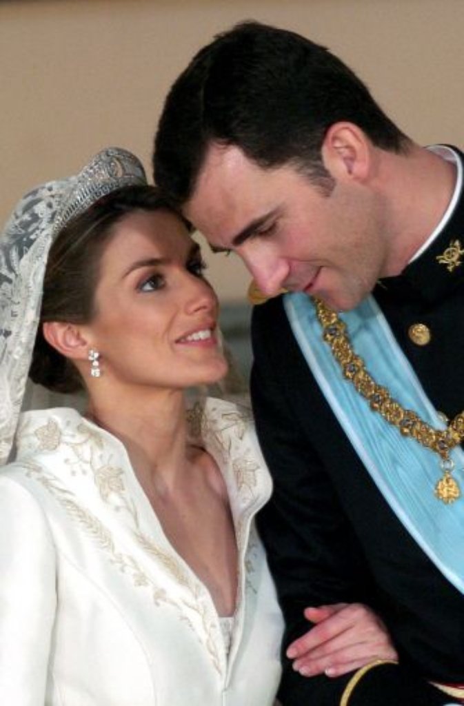 2004 heiratet Felipe die Journalistin Letizia Ortiz. Dem Ja-Wort war ein mittlerer Skandal vorausgegangen: Da es für Letizia bereits die zweite Ehe ist, muss die katholische Kirche der Hochzeit zustimmen.