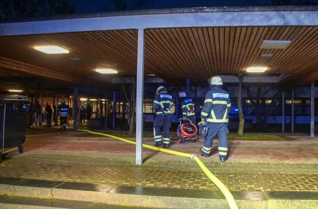 Das Feuer hatte seinen Ursprung in einem Zimmerbrand im ersten Stock der Asylunterkunft. Die Brandmeldeanlage alarmierte die Polizei gegen 6 Uhr.