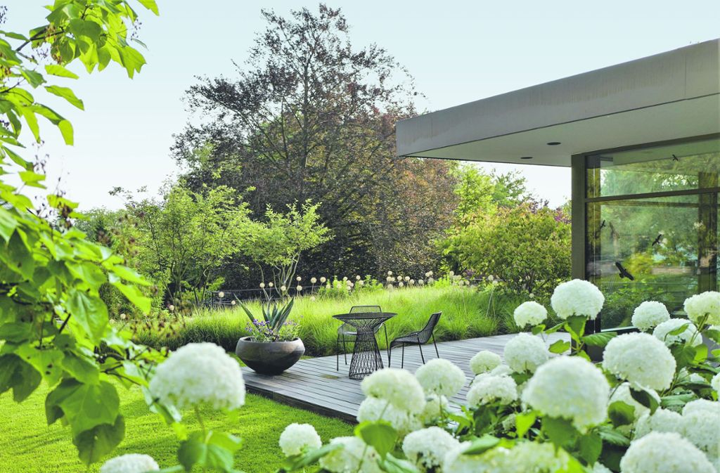 Der Landschaftsarchitekt Klaus Klein konzentrierte sich bei der Gestaltung des klassisch eleganten Gartens auf die Farben Grün und Weiß. Das Projekt erhielt von der Jury von „Gärten des Jahres 2020“ eine besondere Anerkennung.