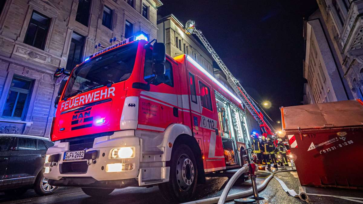 Brand in Stuttgart-West: Wohnung nach Feuer unbewohnbar  – 78-Jährige kann sich retten