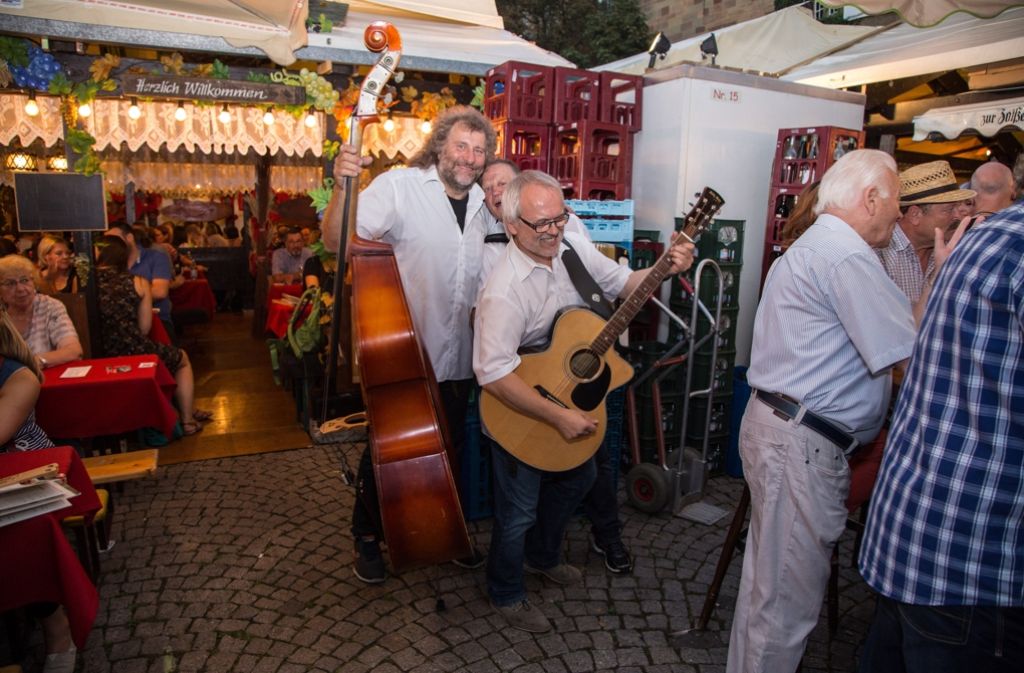 Weindorf live: In vielen Weinlauben spielen Musikanten handgemachte und unverstärkte Musik.