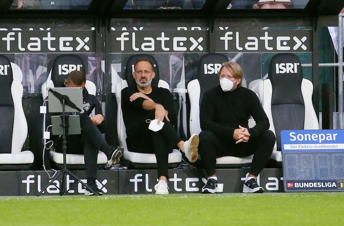 VfB- Trainer Pellegrino Matarazzo (m.) mit Sportdirektor Sven Mislintat (r.)