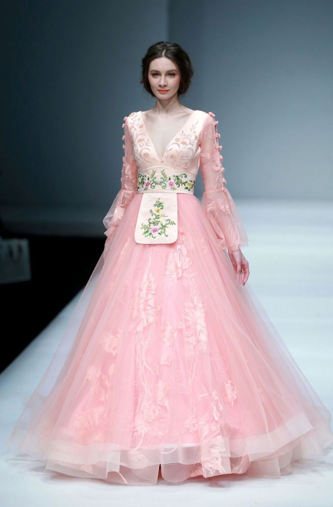 Bei Designer Zhu Xinyou trägt die Braut eine Mischung aus Folklore, Tüll und satten Farben.