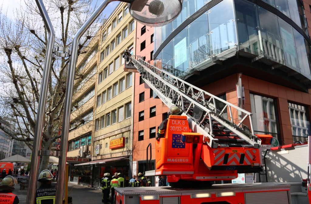 Die Feuerwehr rückte nach einem Notruf in die Stuttgarter Einkaufsmeile aus.