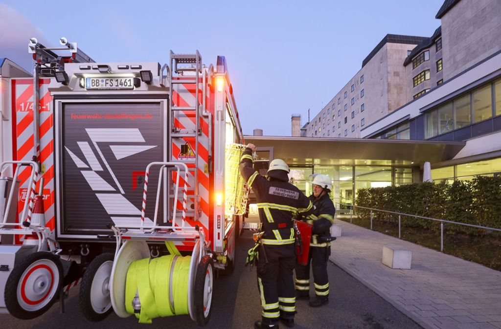 Die Freiwillige Feuerwehr Sindelfingen ist mit drei Löschfahrzeugen und ...