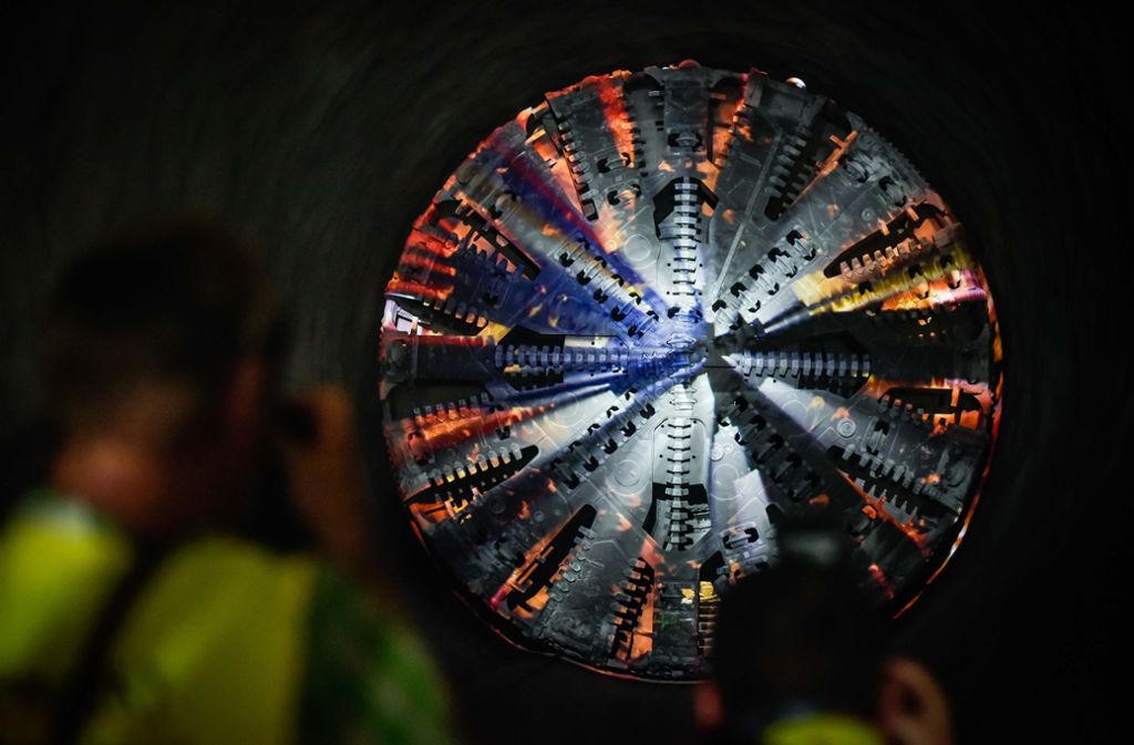 Die riesiege Tunnelvortriebsmaschine im Fildertunnel wird nun gedreht.