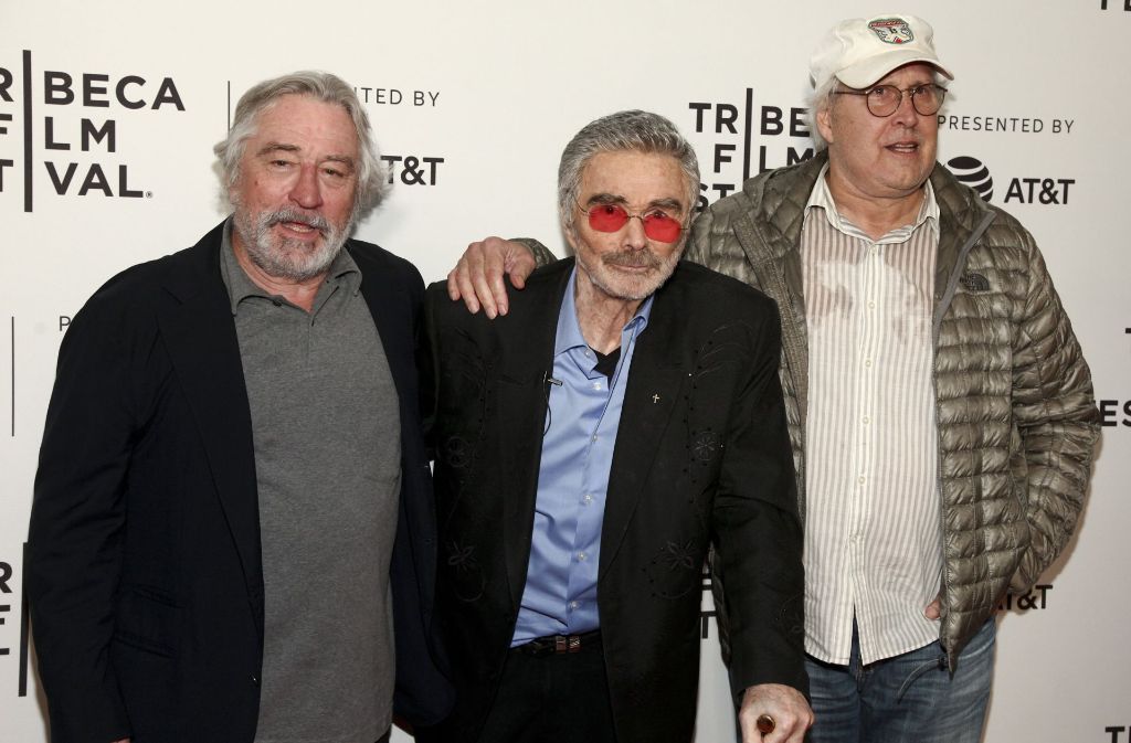 Robert De Niro, Burt Reynolds und Chevy Chase (v.l.n.r.) posieren gemeinsam auf dem Roten Teppich des Tribeca Film Festivals.