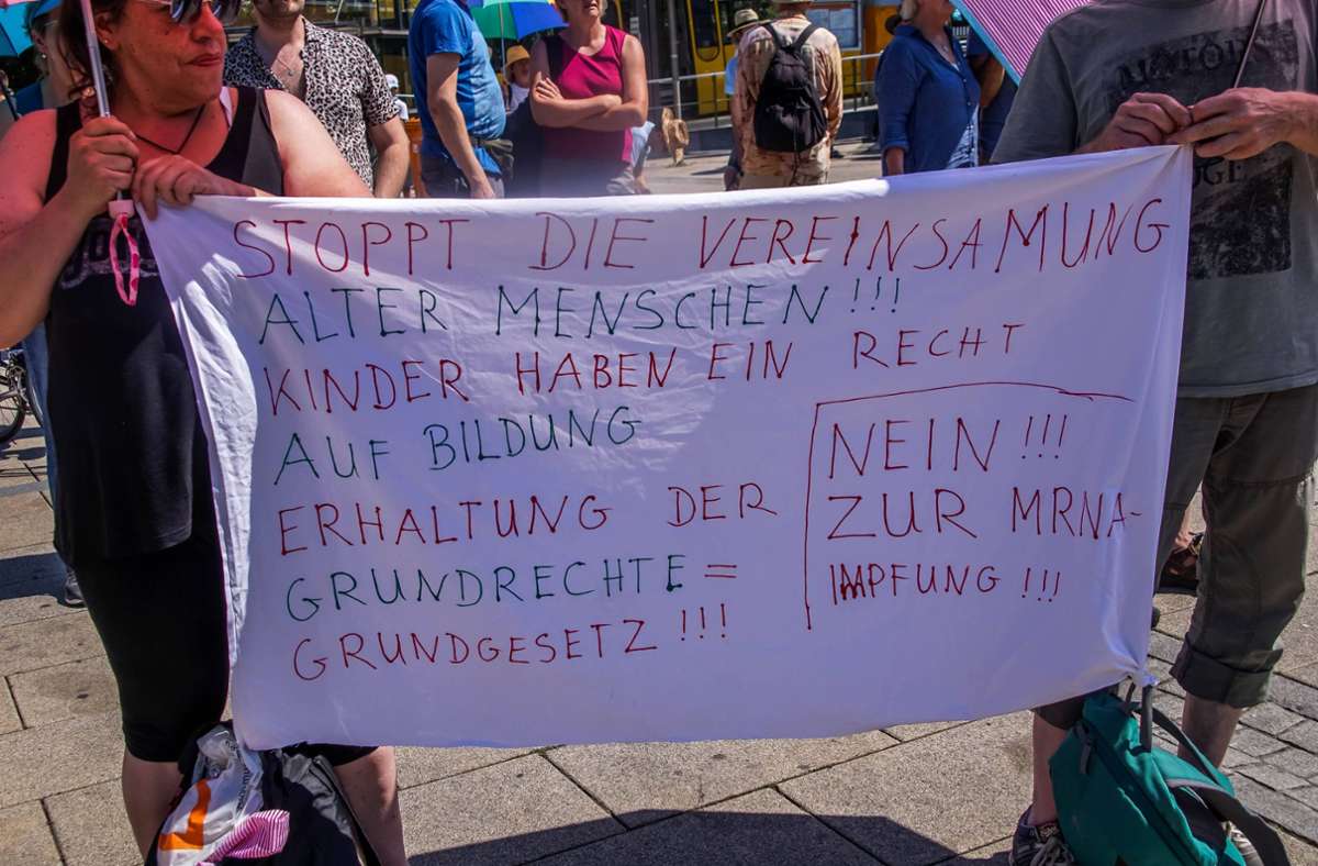 ... ziehen die Protestler durch Stuttgart.
