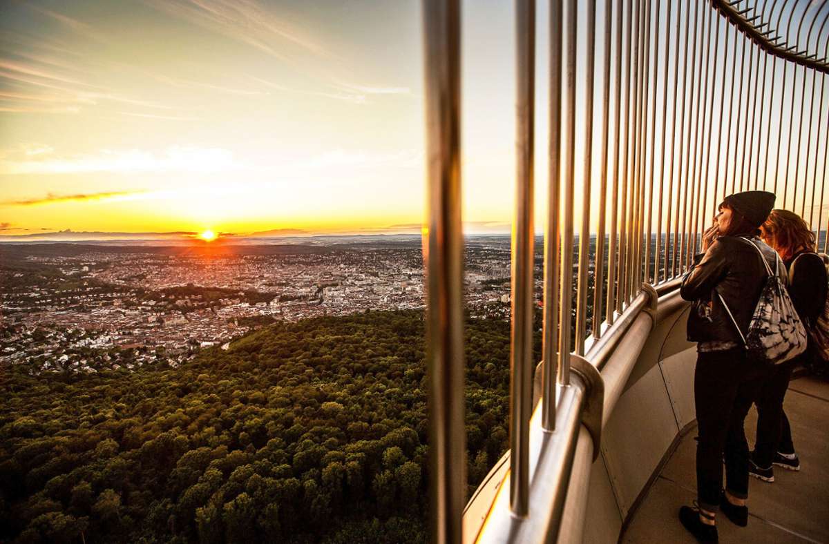 Auf der Aussichtsplattform des Fernsehturms können die Besucher den Blick in die Ferne schweifen lassen.
