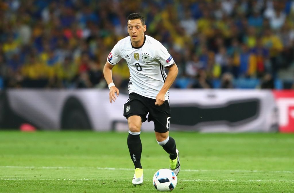Mesut Özil: An Lauffreude fehlte es dem Spielmacher auch diesmal nicht, dafür aber wieder einmal an Durchschlagskraft. Noch nicht sein Turnier, was allerdings für die gesamte deutsche Offensive gilt. Note: 4,5