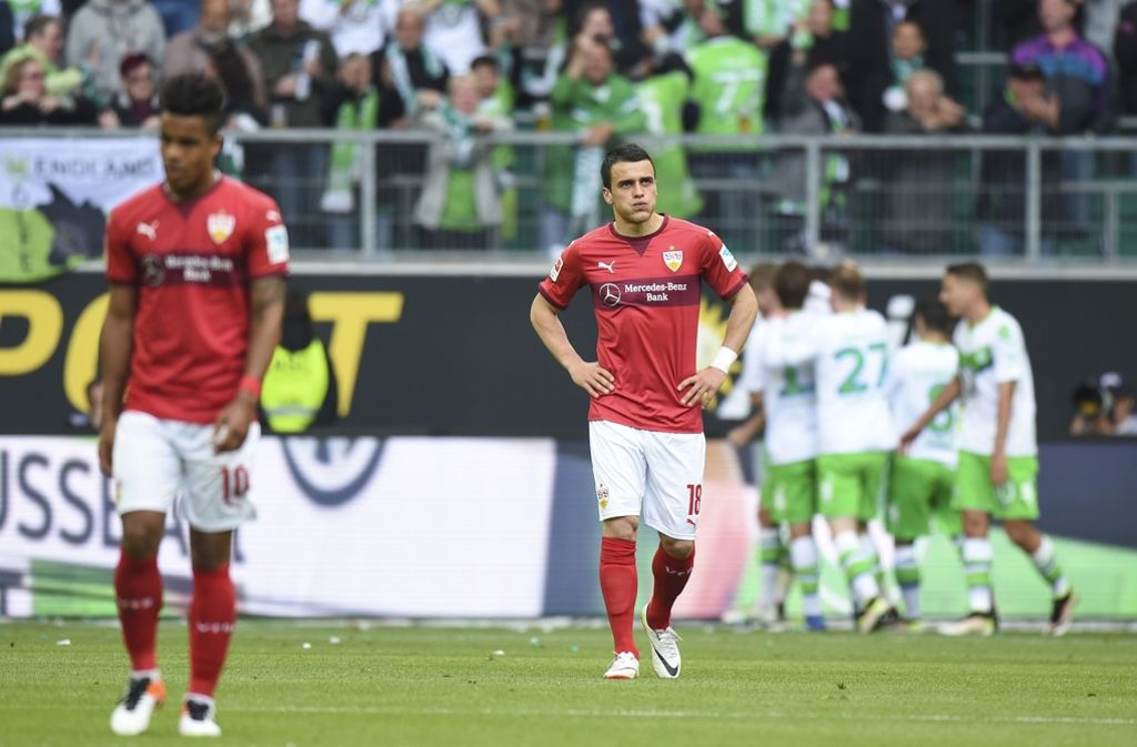Den VfB-Spielern Kostic (rechts) und Didavi steht die Enttäuschung ins Gesicht geschrieben.