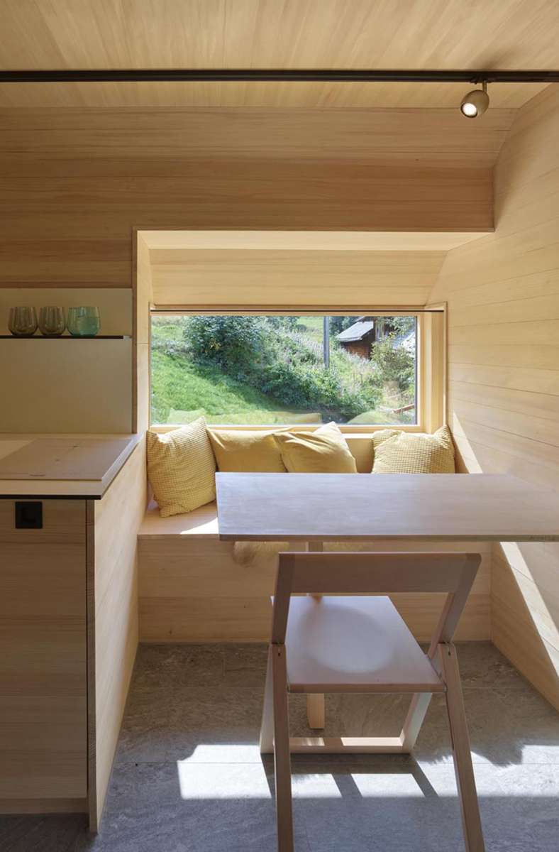 Wenn man eintritt, steht man gleich in der Küche. Rechts hat der Stuttgarter Architekt Martin Ohlf einen Erker eingelassen, der als Sitzbereich dient.