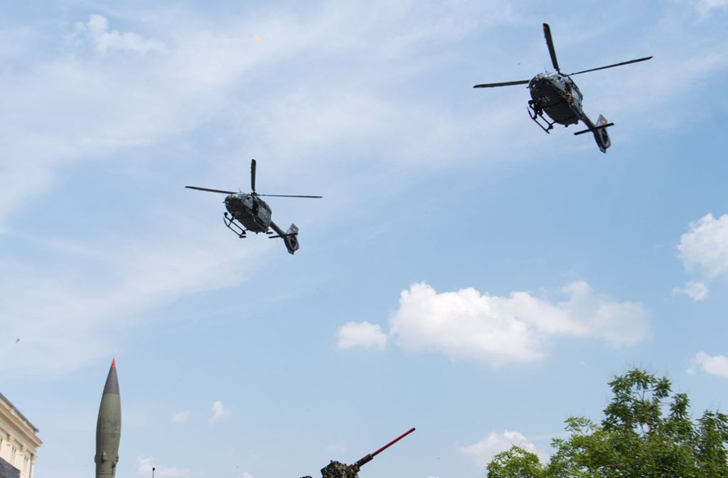 Zwei Hubschrauber schweben über dem Militärhistorische Museum der Bundeswehr in Dresden ein.