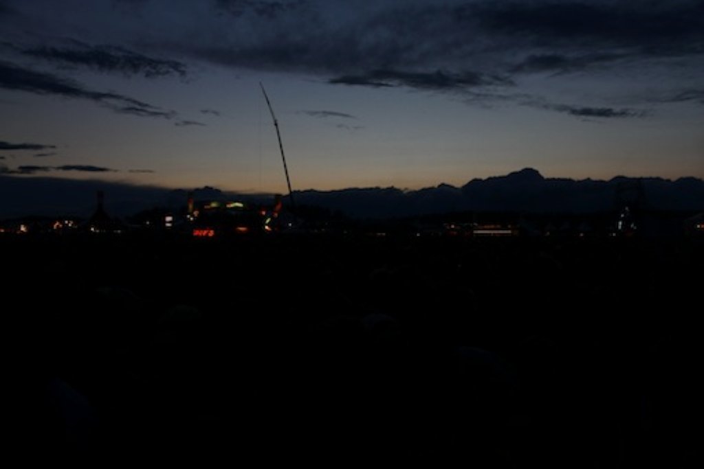 Wie eine Miniaturstadt wirkt das Festivalgelände von oben. Der Sonnenuntergang entschädigte für den Regen.