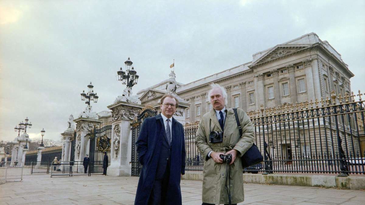 Lothar Späth und sein „Haus- und Hofbildbegleiter“ Burghard Hüdig 1990 vor dem Buckingham-Palast in London.
