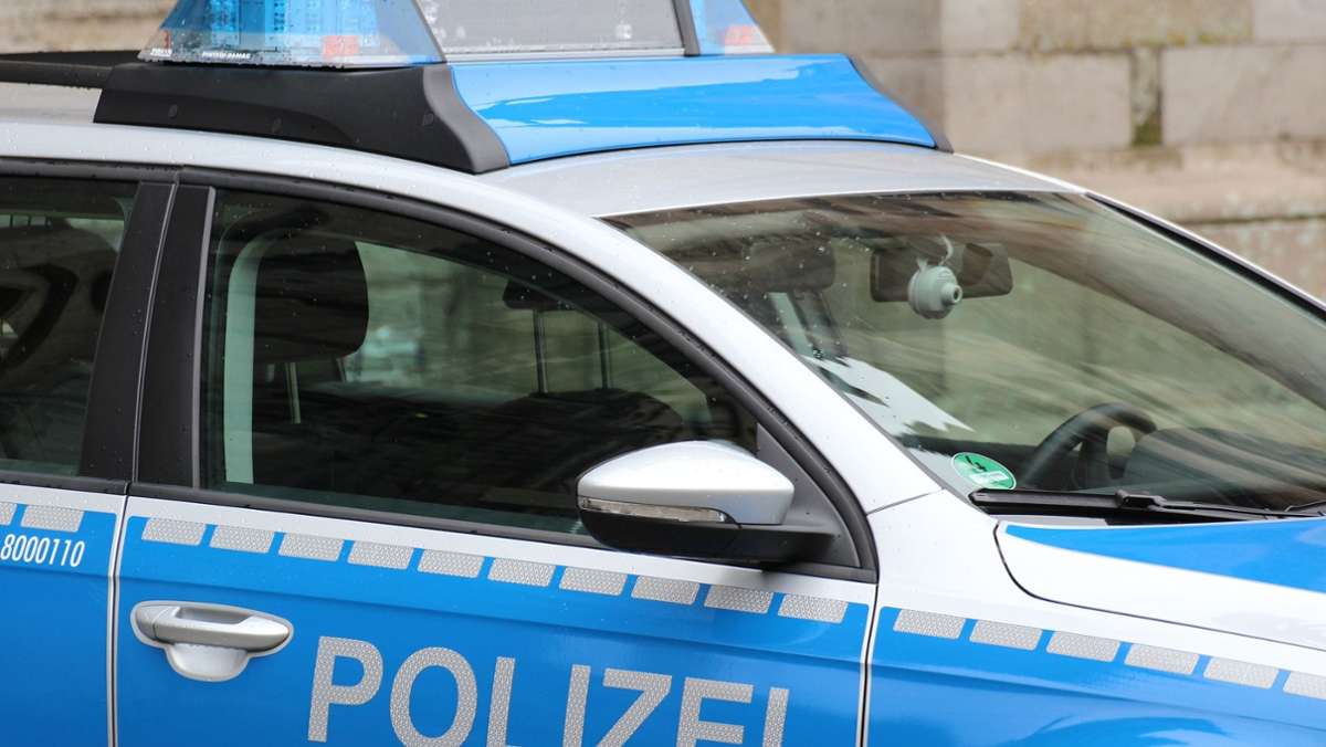 Polizeibericht aus Leonberg: Jogger tritt gegen Auto und haut ab