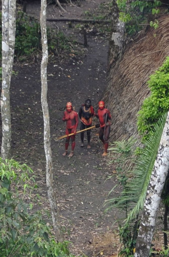 Dieses Foto aus dem Jahr 2011 zeigt Mitglieder eines unkontaktierten Stammes, der im Amazonas von einem Flugzeug aufgenommen wurde.