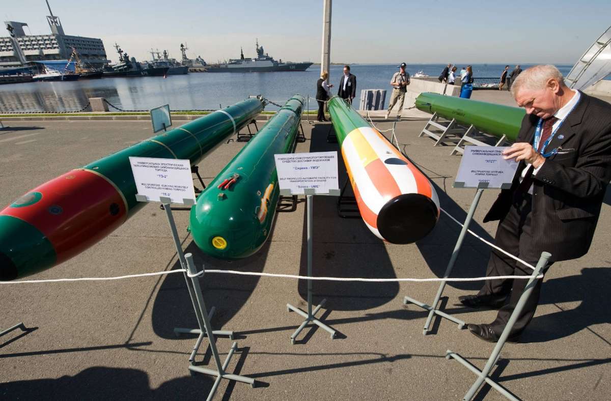 Von Kriegsschiffen stammende Torpedos ausgestellt 2009 im Hafen vor Sankt Petersburg