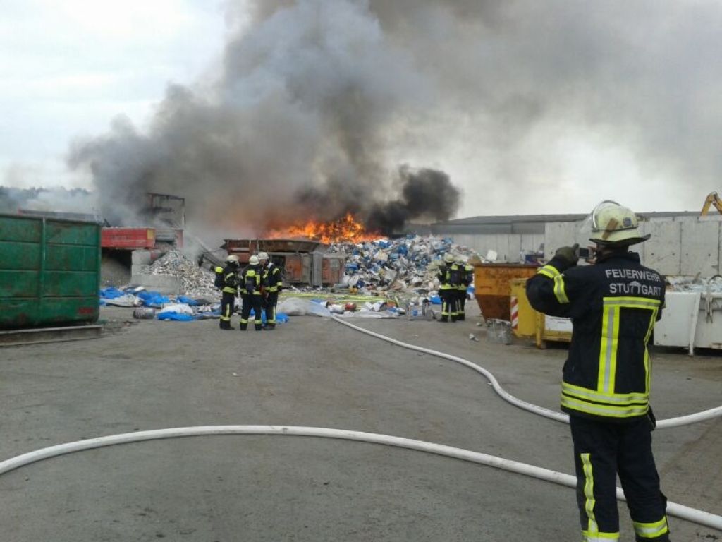 Viel schwarzer Rauch am Stuttgarter Hafen in Hedelfingen: Offenbar ist eine Zerkleinerungsanlage für Abfallstoffe einer Logistikfirma in Brand geraten. Das Feuer ist bereits gelöscht.