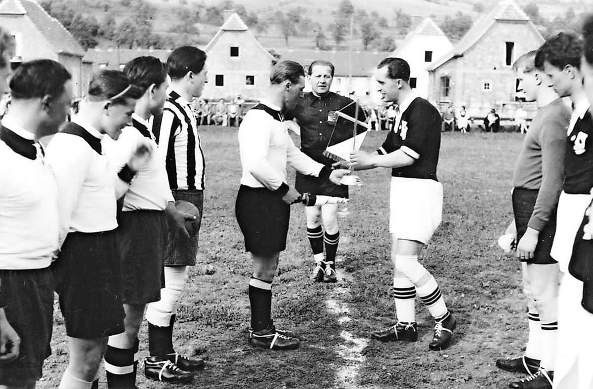 Das Fußballspiel Pfingsten 1954. Karl Schricker (rechts) bei der Wimpelübergabe.