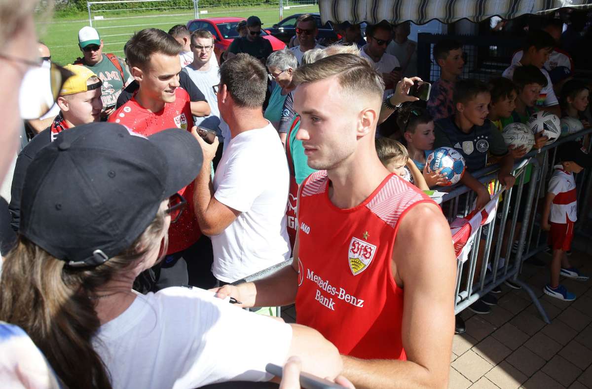 Nach dem Training am Montag gibt Sasa Kalajdzic den wartenden Fans Autogramme.