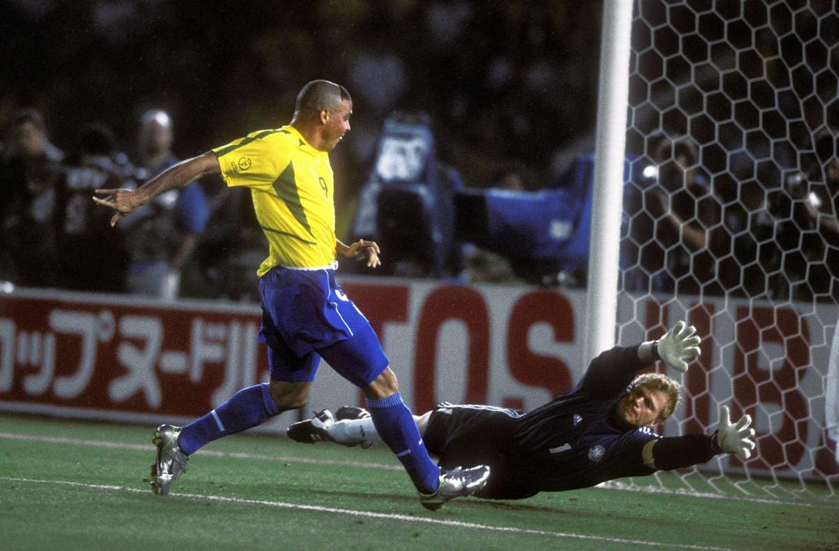 Nächster Höhepunkt seiner Karriere: Das WM-Finale 2002 zwischen Deutschland und Brasilien (0:2). Damals patze Torwart-Titan Oliver Kahn in der 67. Minute, als er einen Schuss von Brasiliens Rivaldo nur abklatschen lies und Ronaldo (Foto) nur noch einschieben musste.