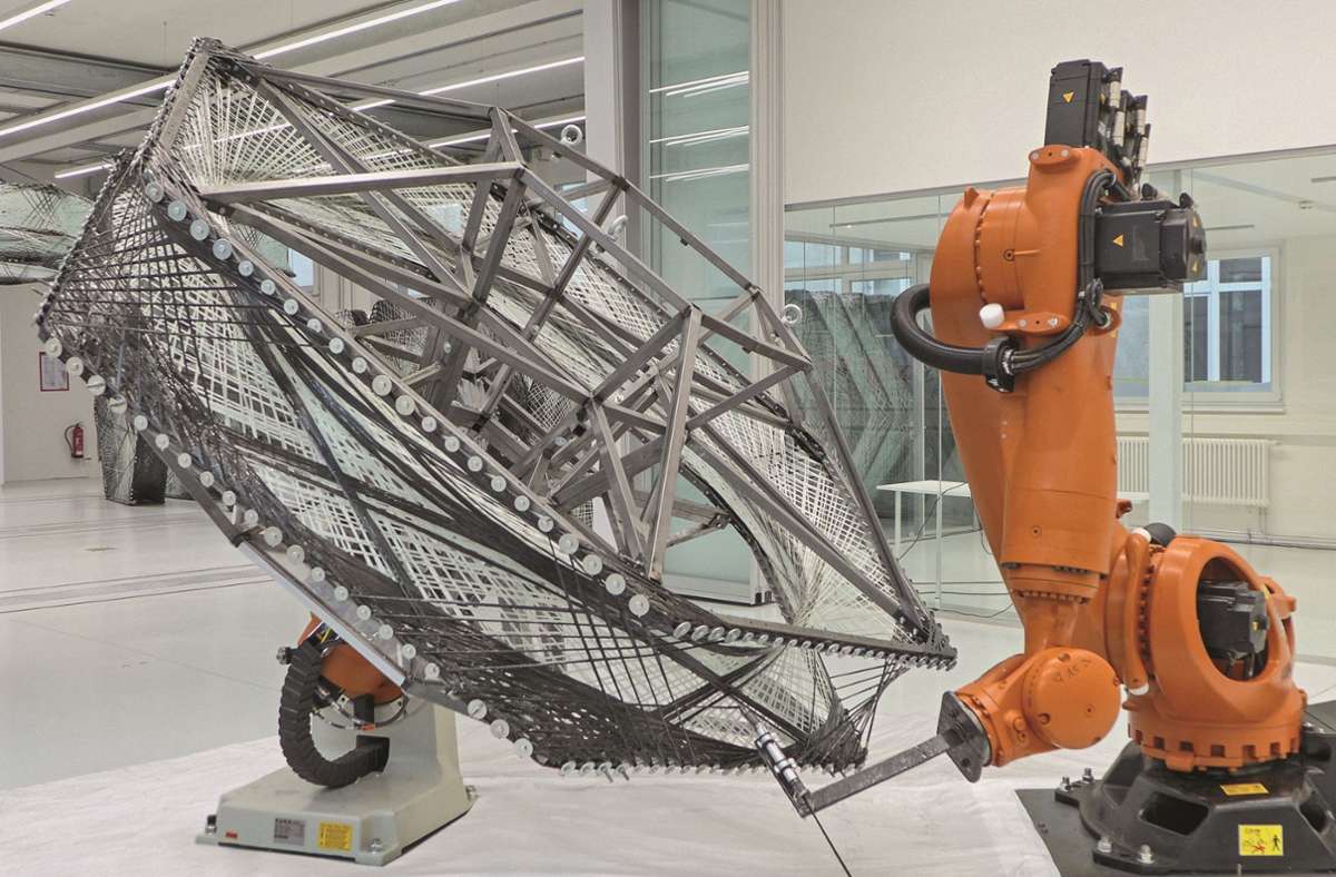 Das Bild zeigt den Fertigungsaufbau: achtachsiges Robotersystem mit einem Stahlgerüst, auf dem alle unterschiedlichen Bauteile gefertigt werden.