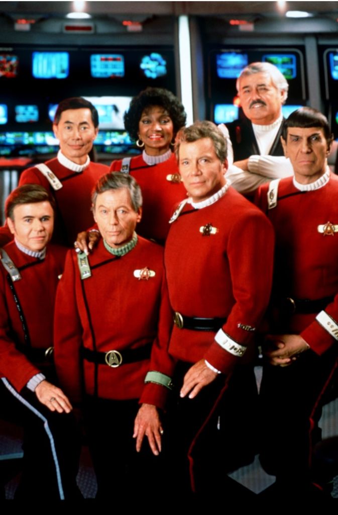 Die Kino-Crew des Raumschiff Enterprise in „Star Trek VI – Das unentdeckte Land“ (1992, v. li. n. re.): Walter Koenig, George Takei, Deforest Kelley, Nichelle Nichols, William Shatner, James Doohan und Leonard Nimoy.