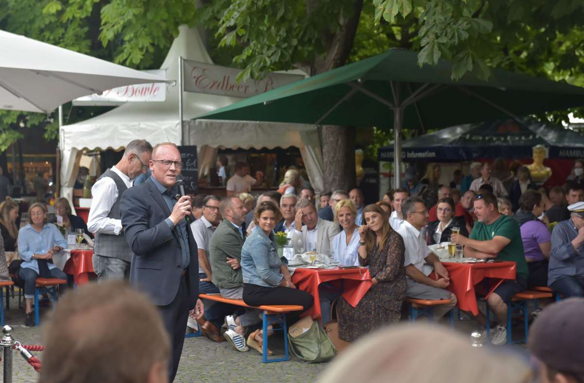 Wirtschaftsbürgermeister Thomas Fuhrmann hat den Fischmarkt eröffnet.