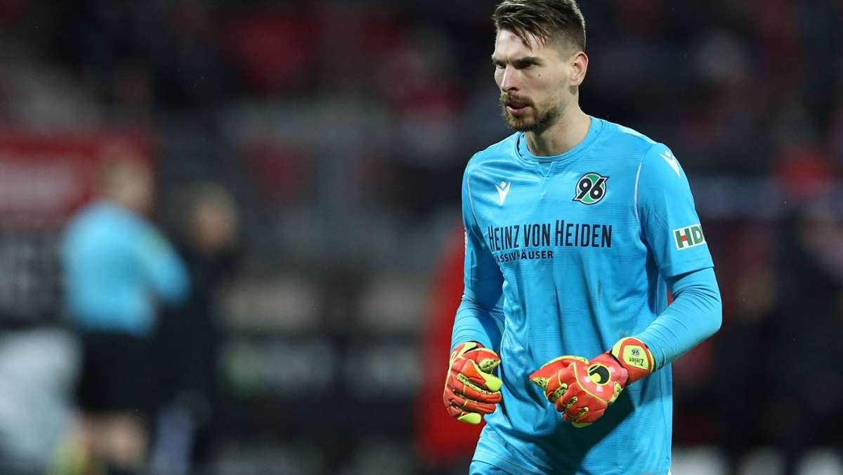  Martin Kind, Mehrheitsgesellschafter von Hannover 96, übt harsche Kritik an Ron-Robert Zieler und legt ihm einen Wechsel nahe. Nun äußert sich der ehemalige Torhüter des VfB Stuttgart zu den Aussagen. 