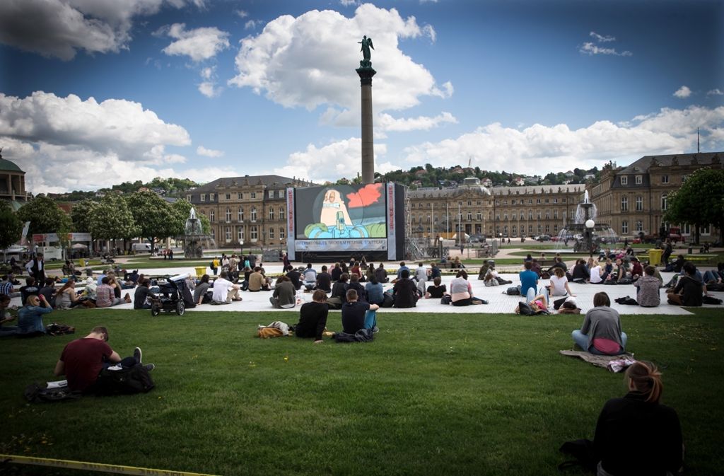 O wie Openair: Im Sommer gibt es in Stuttgart zahlreiche Open Air-Veranstaltungen – so wie hier zum Beispiel das Internationale Trickfilmfestival vor dem Neuen Schloss. Das Festival für Animationsfilme gehört übrigens zu den größten weltweit.