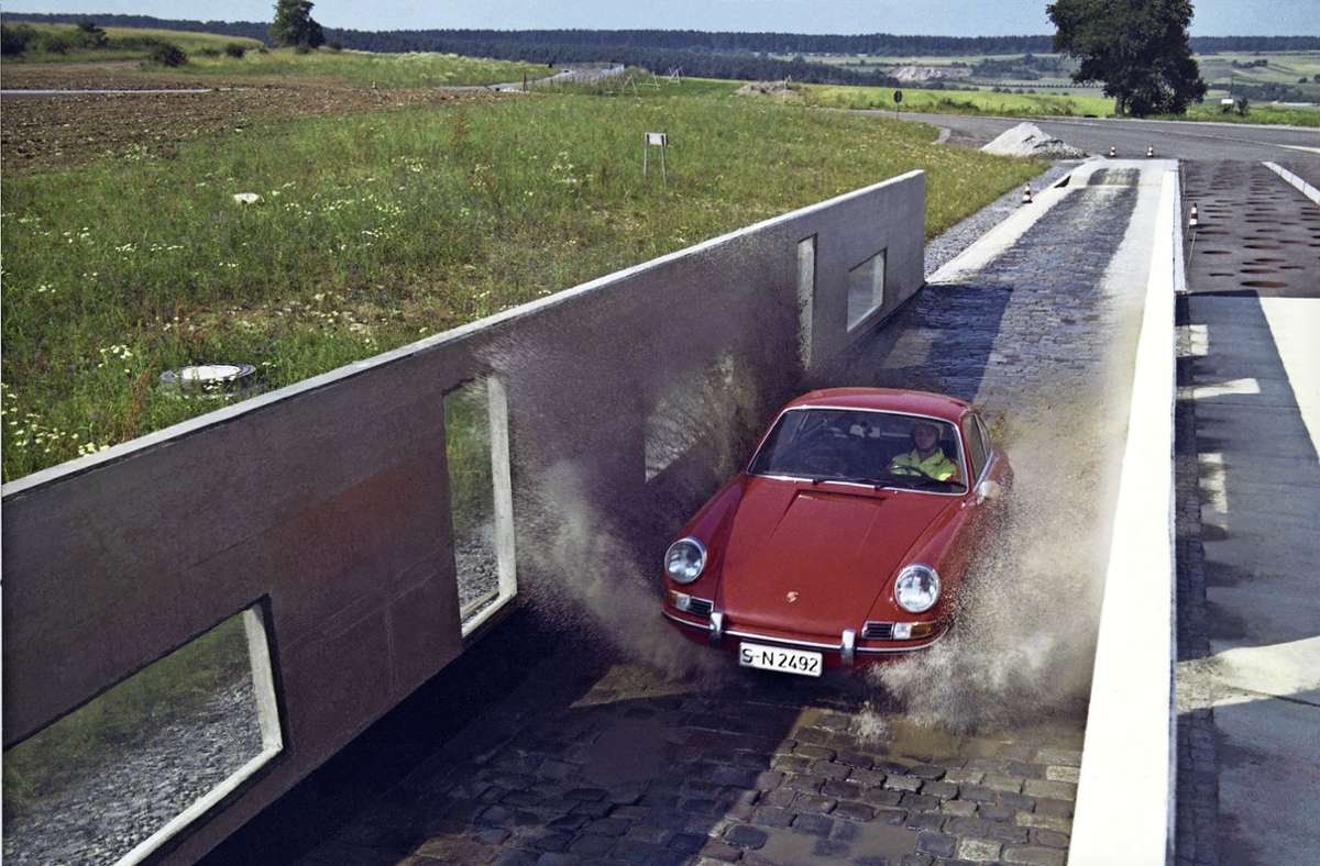 Auf der Teststrecke in Weissach werden die Autos bis heute auf Herz und Niere geprüft – wie hier der Porsche 911 T bei einer Salzwasserdurchfahrt im Jahr 1970.