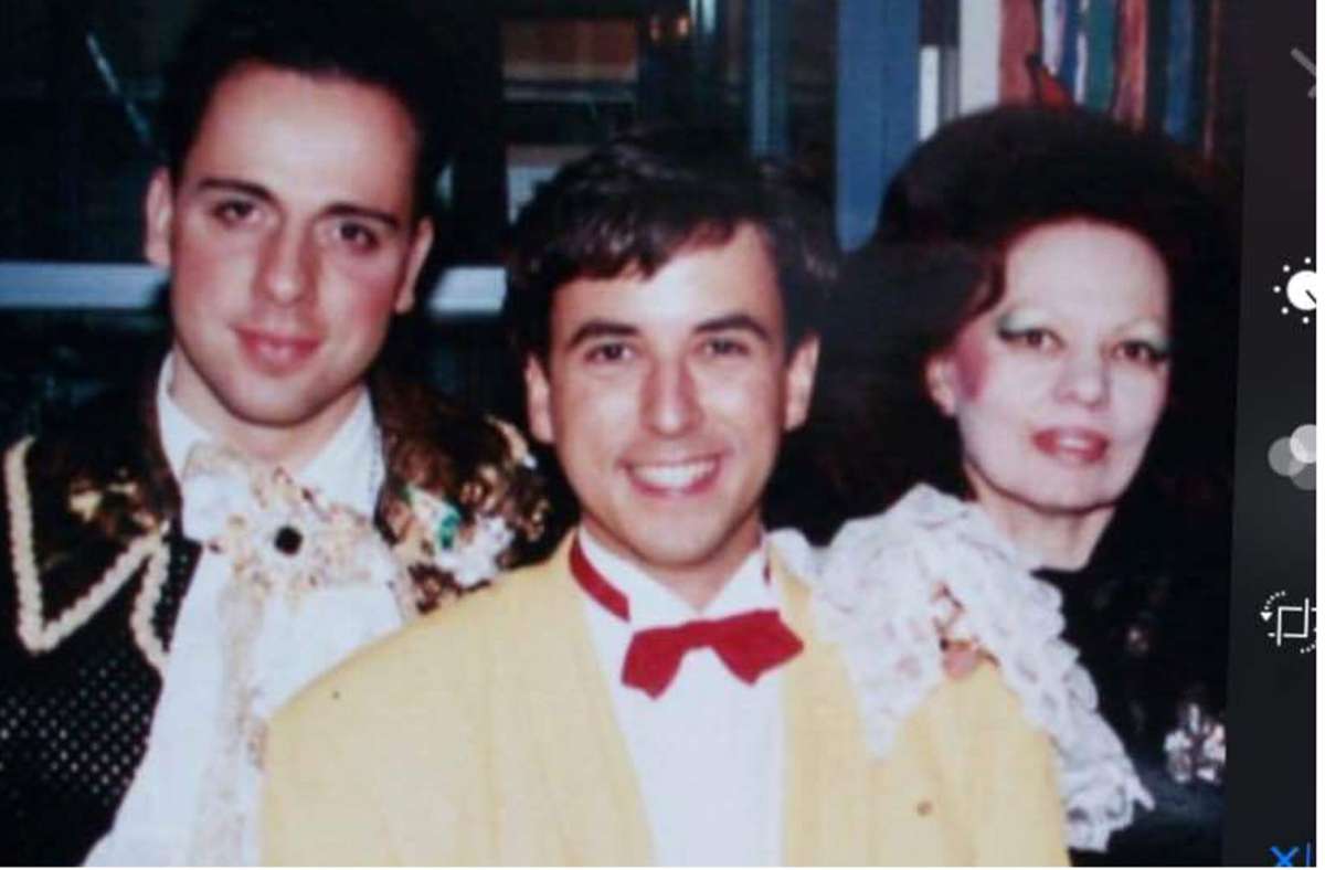 Harald Glööckler (links) Anfang der 1990er Jahre in Stuttgart mit TV-Journalist Markus Frank und „Schwulen-Mutter“ Laura Halding-Hoppenheit
