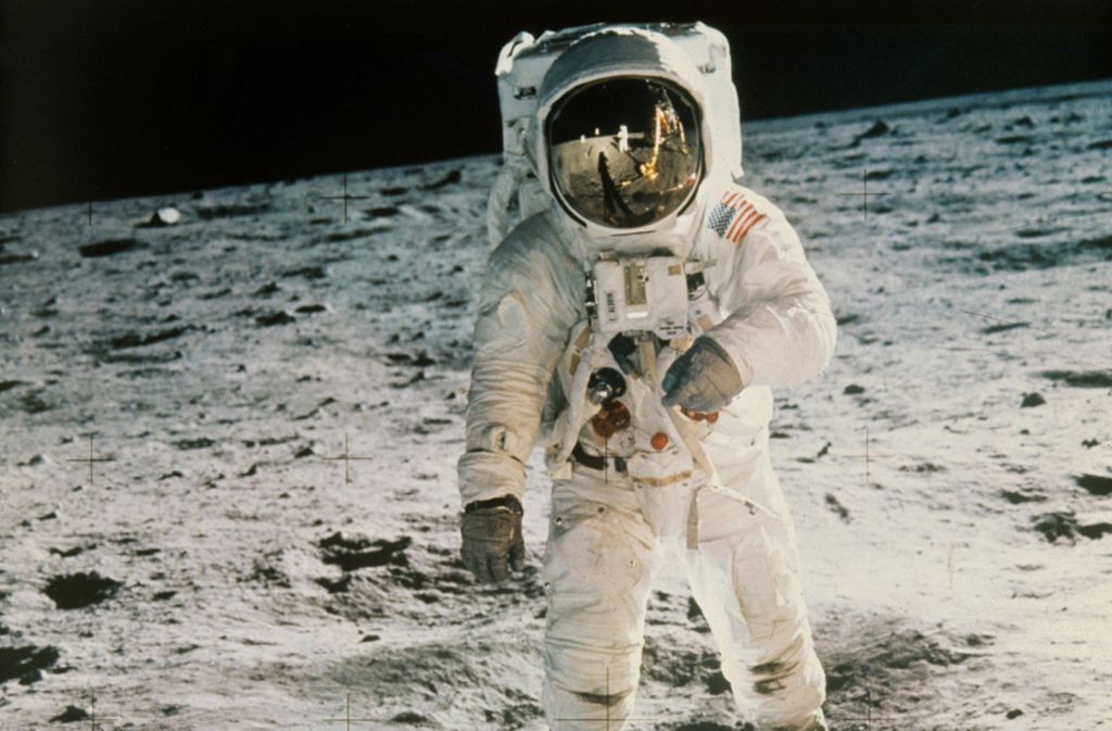 Juli 1969: Apollo-11-Astronaut Edwin „Buzz“’ Aldrin wird von seinem Kollegen Neil Armstrong (im verspiegelten Visier zu erkennen) bei seinen ersten Schritten auf dem Mond am 21. Juli 1969 fotografiert.