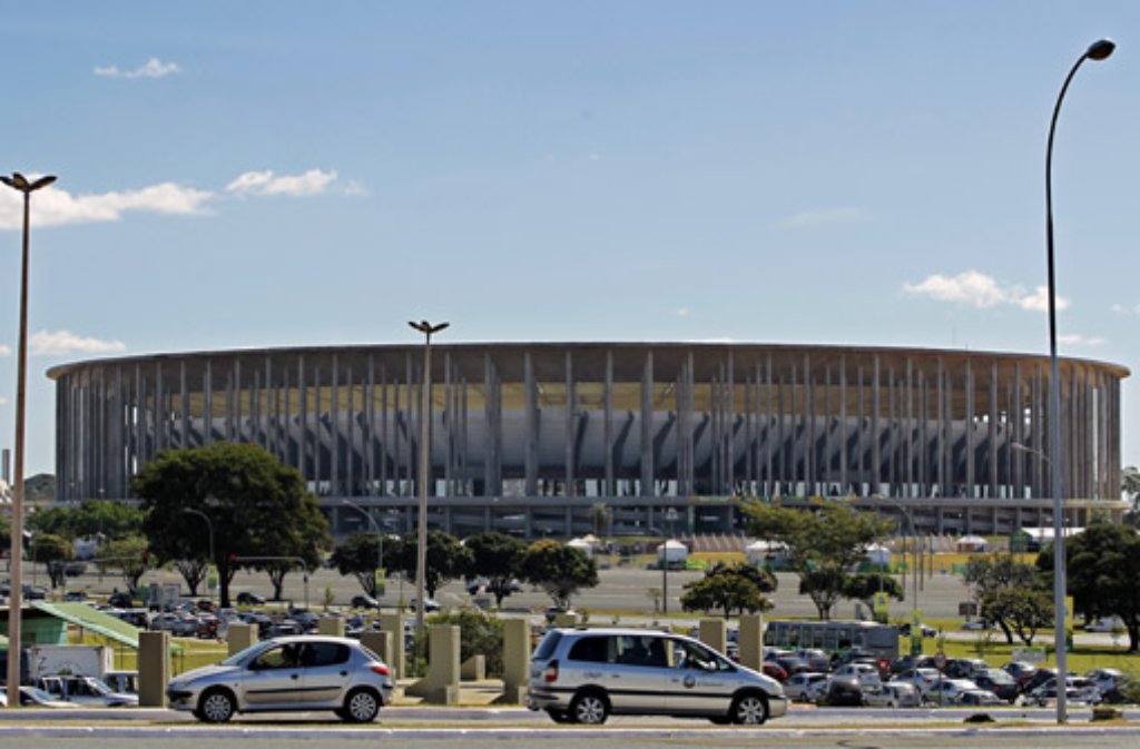 Bereits fertig:Das Estádio Nacional - Mané Garrincha in Brasília bietet Platz für 68.009 Zuschauer und war am 15. Juni 2012 das Eröffnungsstadion für den Confederations Cup, die WM-Generalprobe. Die Kosten für den Bau lagen umgerechnet bei 300 Millionen Euro.