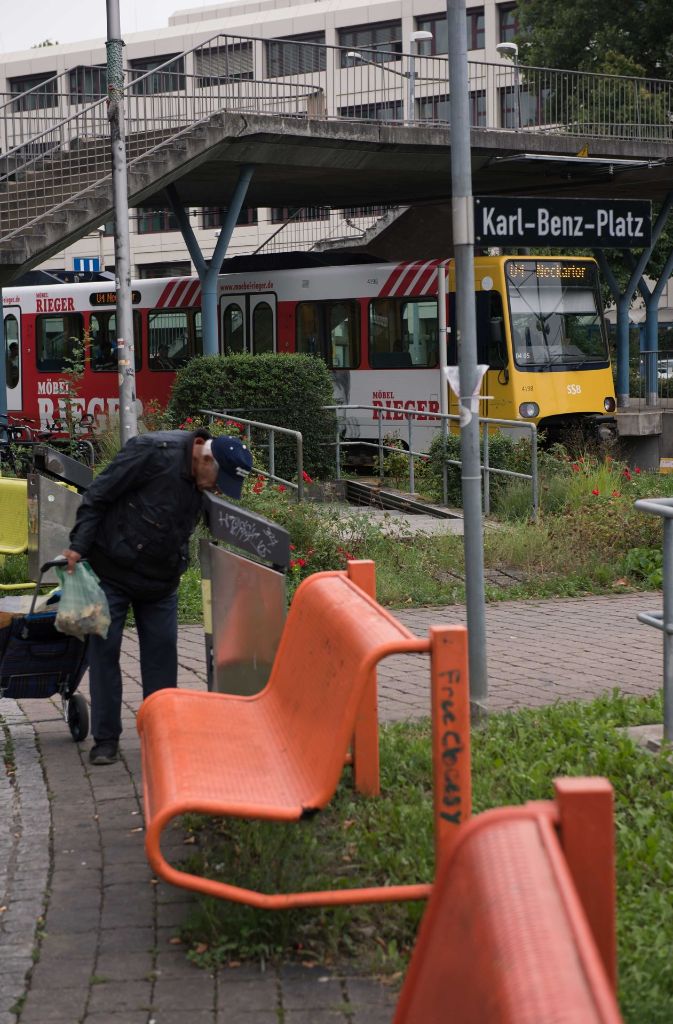 Der Platz direkt am Untertürkheimer Bahnhof ist der Verkehrsknotenpunkt im Stadtbezirk am östlichen Rand Stuttgarts.
