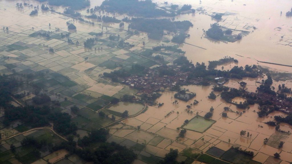  Durch Überschwemmungen und Erdrutsche sind in Nepal und Indien dutzende Menschen ums Leben gekommen. Tausende Menschen wurden in Nepal von den Überschwemmungen zur Flucht in höher gelegene Gebiete gezwungen. 