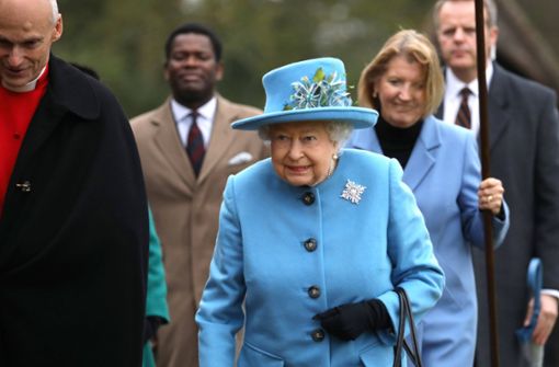 Steckt hinter der Brosche der Queen eine geheime Botschaft? Foto: imago images/Paul Marriott