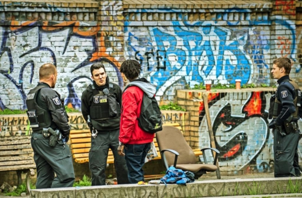 Polizisten kontrollieren im Görlitzer Park einen Mann. Die Grünanlage in Berlin-Kreuzberg ist  ein bekannter Umschlagplatz für Drogen. Foto: dpa