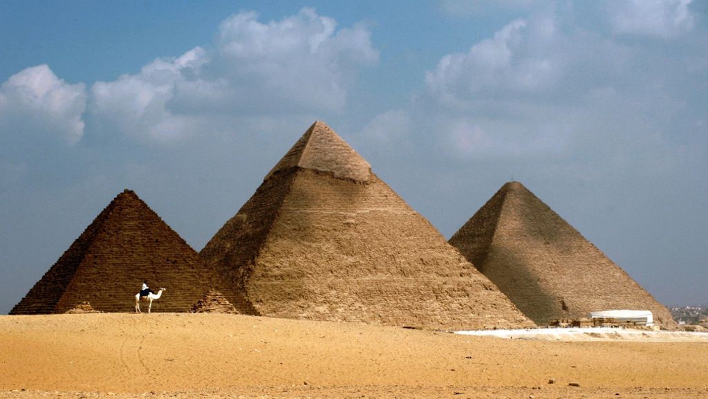  Wie haben die alten Ägypter die Pyramiden von Gizeh gebaut? Darüber gibt es landläufige Vorstellungen, doch vieles ist ungeklärt. Nun legt Bernhard Kerres, langjähriger Leiter des Stadtplanungsamts Fellbach, in einem gewichtigen Band eine neue, gründlich durchdachte Theorie zur Bautechnik vor. 