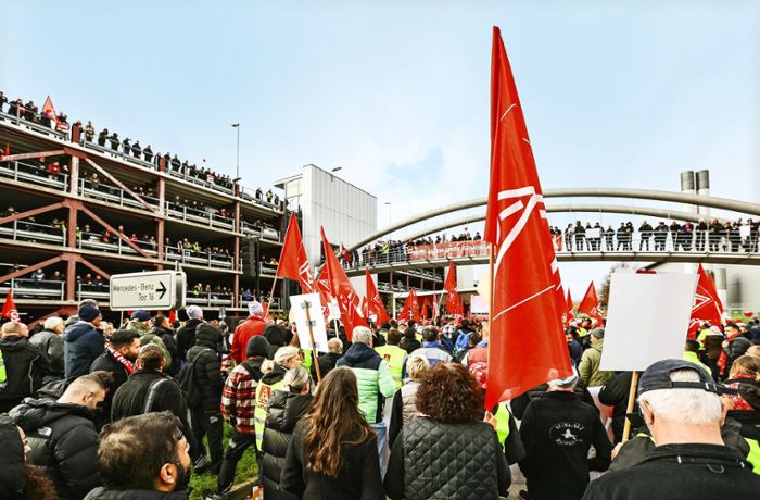 16 000 demonstrieren vor den Werkstoren