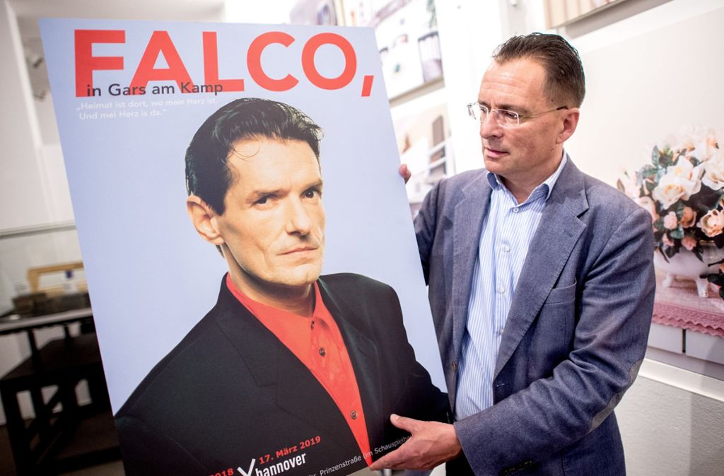 Museumsdirektor Carsten Niemann hält in der Ausstellung „Falco, in Gars am Kamp“ im Theatermuseum ein Plakat mit einem Porträt des verstorbenen Musikers.