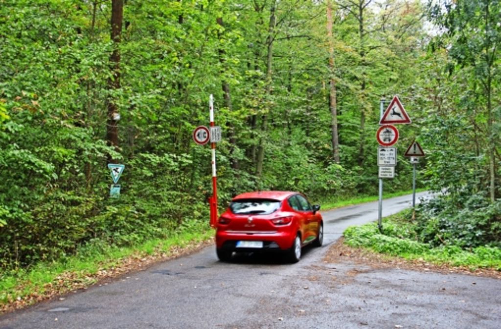 Auch aus dem Gemeinderat kommt  nun die Forderung, den Vicinalweg zwischen Stuttgart-Weilimdorf und Zuffenhausen für den motorisierten Verkehr komplett zu sperren. Foto: Martin Braun