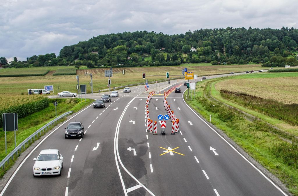 Der Verkehr von Weil der Stadt kommenden kann direkt Richtung Autobahn und Leonberg durchfahren. Die Ampel ist außer Betrieb.