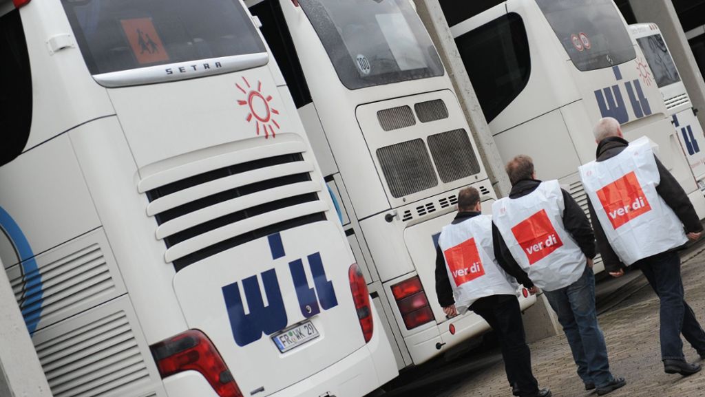  Nach den gescheiterten Verhandlungen sprechen sich die privaten Busfahrer im Kampf um höhere Löhne für unbefristete Streiks aus. Eine kurzfristige Maßnahme könnte das jedoch noch verhindern. 