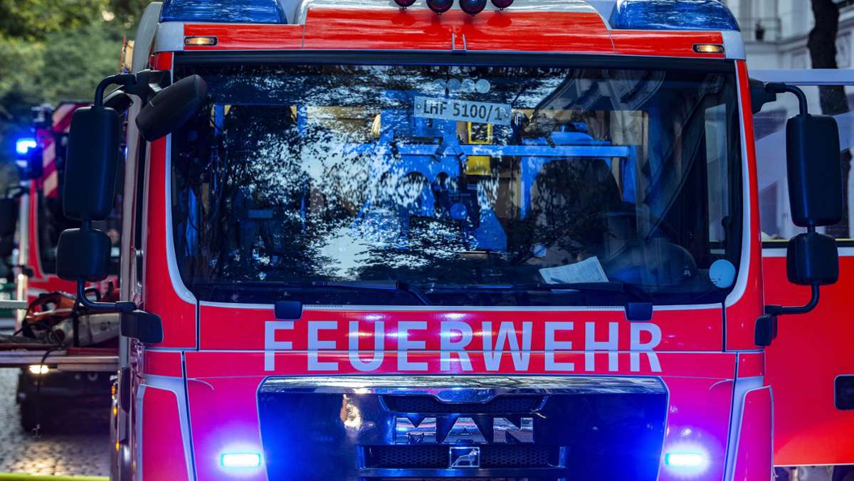  Aus noch ungeklärter Ursache ist am späten Freitagabend ein öffentlicher Mülleimer auf dem Weilheimer Marktplatz in Brand geraten. Die Polizei ermittelt. 