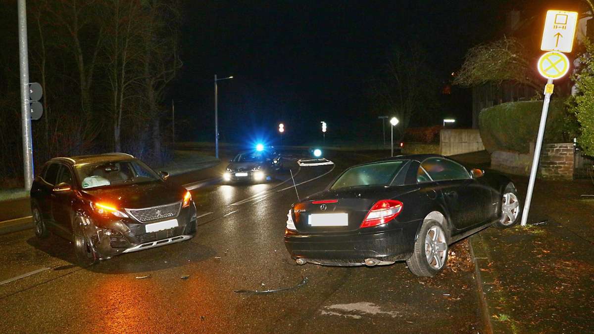 Unfall in Stuttgart-Nord: Betrunkener Fahrer kracht in parkendes Auto – hoher Schaden