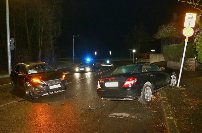 Unfall in Stuttgart-Nord: Betrunkener Fahrer kracht in parkendes Auto – hoher Schaden