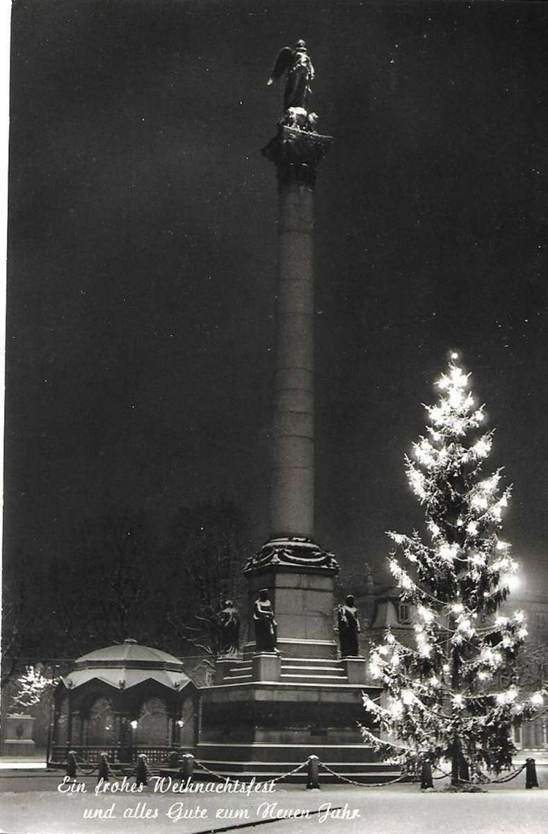 Einsamer Weihnachtsbaum an der Jubiläumssäule (Datum ist unbekannt).